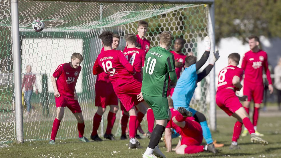 Durch ein Tor in der Nachspielzeit verlor Wiesmoor Sonntag noch 2:3 in Larrelt. Foto: Doden