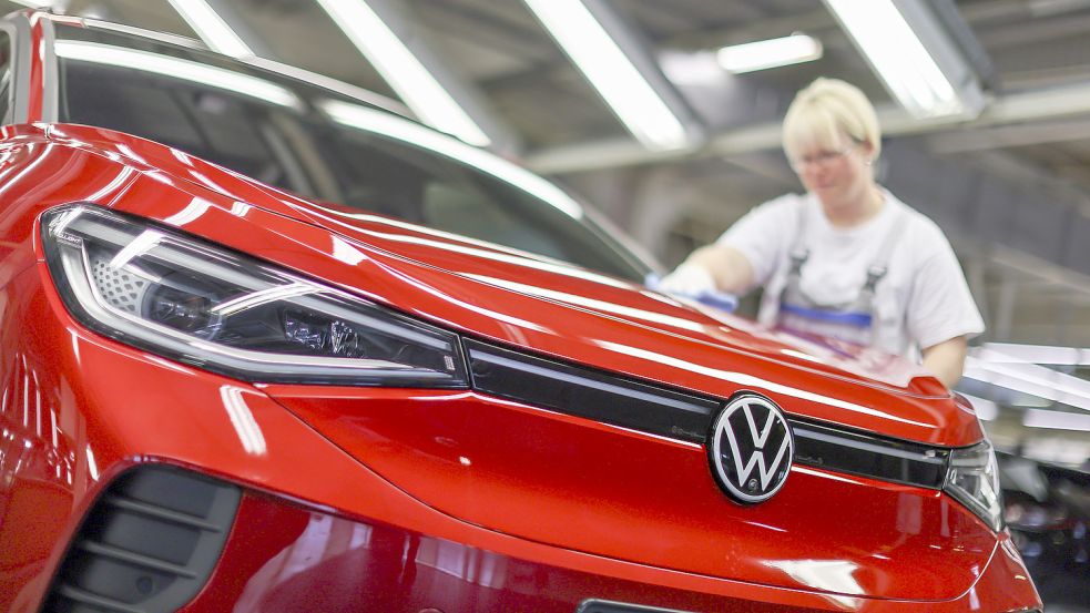 Bei VW in Zwickau wird der ID.4 bereits in Serie gefertigt. Am 20. Mai soll es auch in Emden so weit sein. Foto: Woitas/DPA