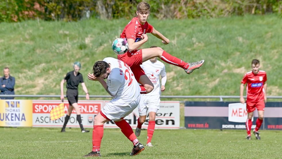 Frisia Loga (oben Hennes Janssen) zeigte wieder vollen Einsatz und feierte den nächsten Sieg. Foto: Lohmann