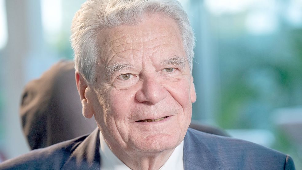 Joachim Gauck steht am Rande der Usedomer Literaturtage. Der ehemalige Bundespräsident ist positiv auf das Coronavirus getestet worden. Foto: Stefan Sauer/dpa