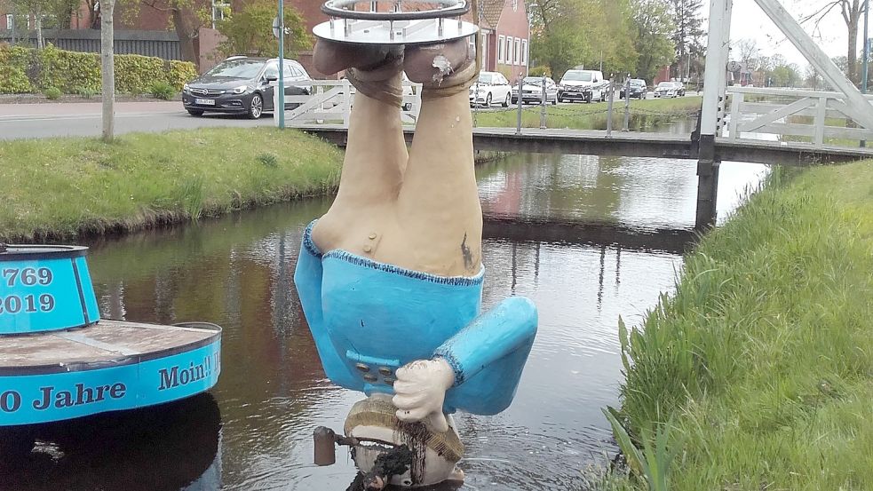 Unfreiwillige Ostfriesentaufe: Die Fokko-Statue ist bei einem Unfall im Kanal gelandet. Vom Bauhof wurde er geborgen und muss nun repariert werden. Foto: Bauhof