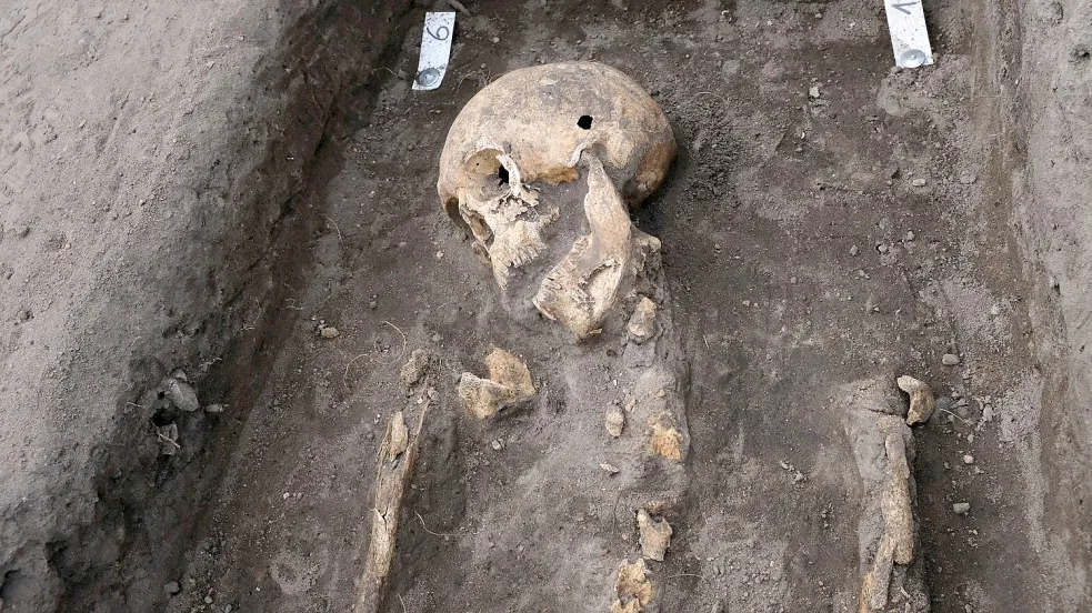 Bei Ausgrabungen vor der St.-Andreas-Kirche in Cloppenburg legten Archäologen jetzt ein gut erhaltenes, etwa 1000 Jahre altes Grab freigelegt Das darin enthaltene Skelett ist das älteste, das bisher in der Kreisstadt entdeckt wurde. Fotos: Niemeyer