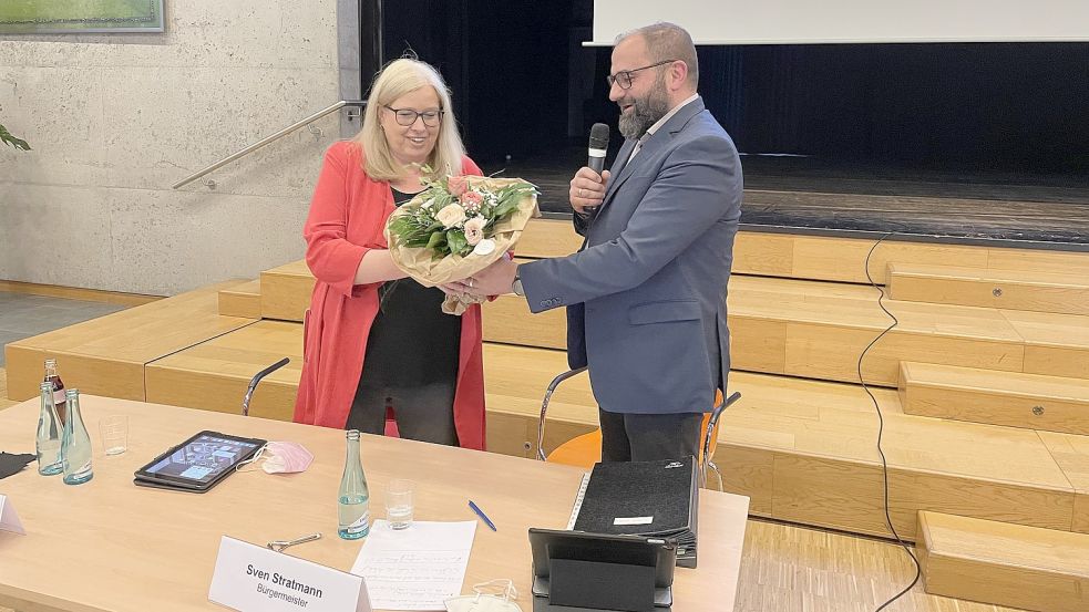 Friesoythes Bürgermeister Sven Stratmann gratuliert der Ersten Stadträtin Heidrun Hamjediers zur Wiederwahl. Foto: Stix