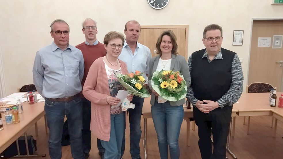 Die beiden ausgeschiedenen Vorstandsmitglieder Hannelore Lücking und Manuela Witten erhielten zum Abschied Blumen und einen Gutschein als Dankeschön. Das Foto zeigt (von links) Hans-Dieter Hanekamp, Egbert Weths, Hannelore Lücking, Jens Schumann, Manuela Witten und Präses Ludger Becker. Foto: Privat