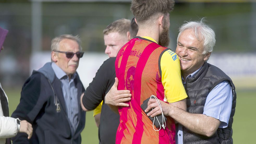 Germanias 2. Vorsitzender Ferhat Özdemir gratulierte den Spielern (hier Arlind Jonjic) nach der Partie.