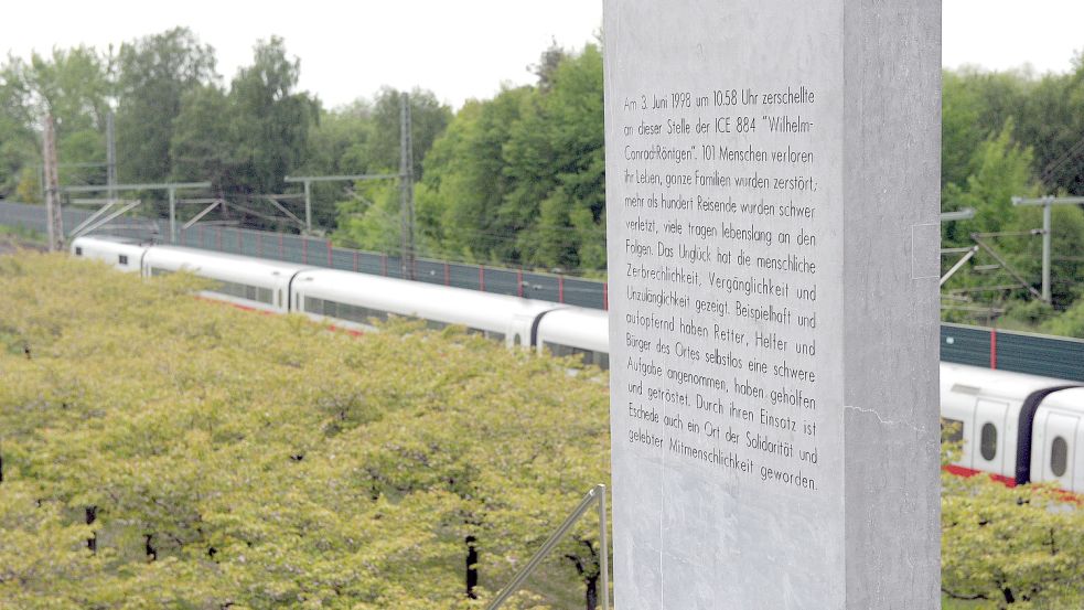 Ein Intercity fährt in Eschede an der Gedenkstätte des ICE-Zugunglücks vorbei. Am 3. Juni 1998 prallte der Intercity-Express 884 dort mit Tempo 200 gegen eine Betonbrücke und entgleiste. Foto: Hollemann/DPA
