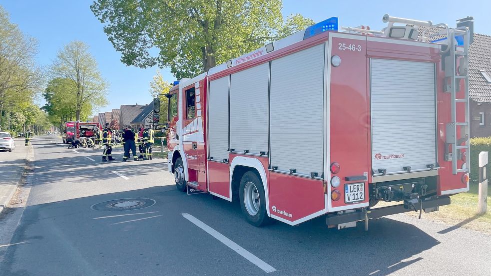 Die Feuerwehre rückte zu einem Einsatz an die Dorfstraße in Völlen aus. Foto: Hellmers