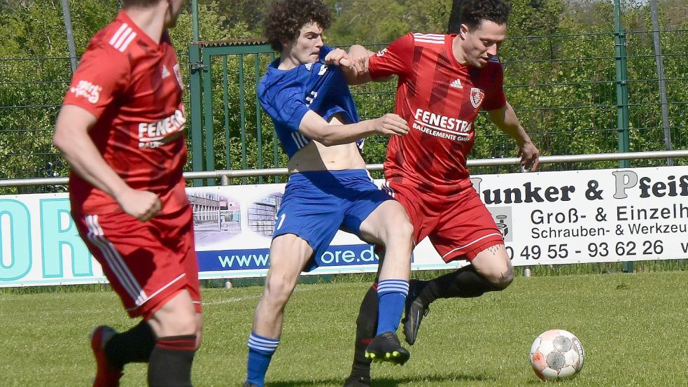 Selten waren die Spieler von TuRa Westrhauderfehn so griffig wie Matthias Malchus (rechts) in dieser Szene gegen Dinklages Johann Kühling. Fotos: Damm