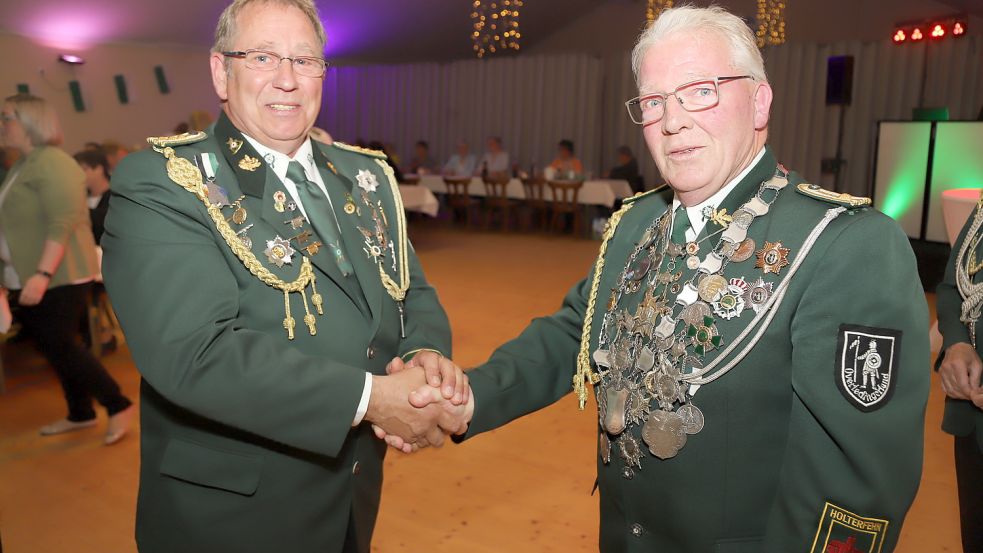 Der scheidende Kreiskönig Joachim Müsker (links) gratuliert seinem Nachfolger Wilfried Hanneken.