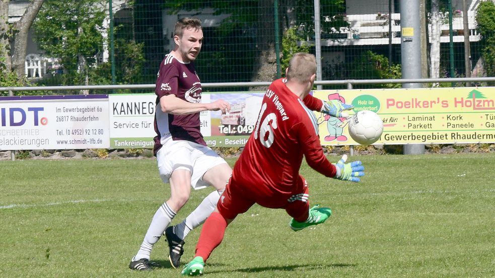 Henning Schulz erzielt in dieser Situation gegen Visquard den ersten Treffer für TuRas U23-Mannschaft. Am Ende stand es 2:1. Foto: Damm