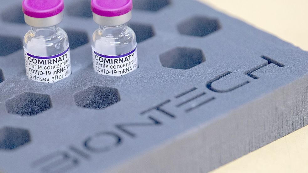 Nach aktuellem Stand der Wissenschaft hat Comirnaty bei Infektion mit der Delta-Variante eine Wirksamkeit von etwa 90 Prozent gegen eine schwere Covid-19-Erkrankung - bei der Omikron-Mutante zeigen erste Daten, dass der Schutz weniger gut ist. Foto: Sebastian Gollnow/dpa