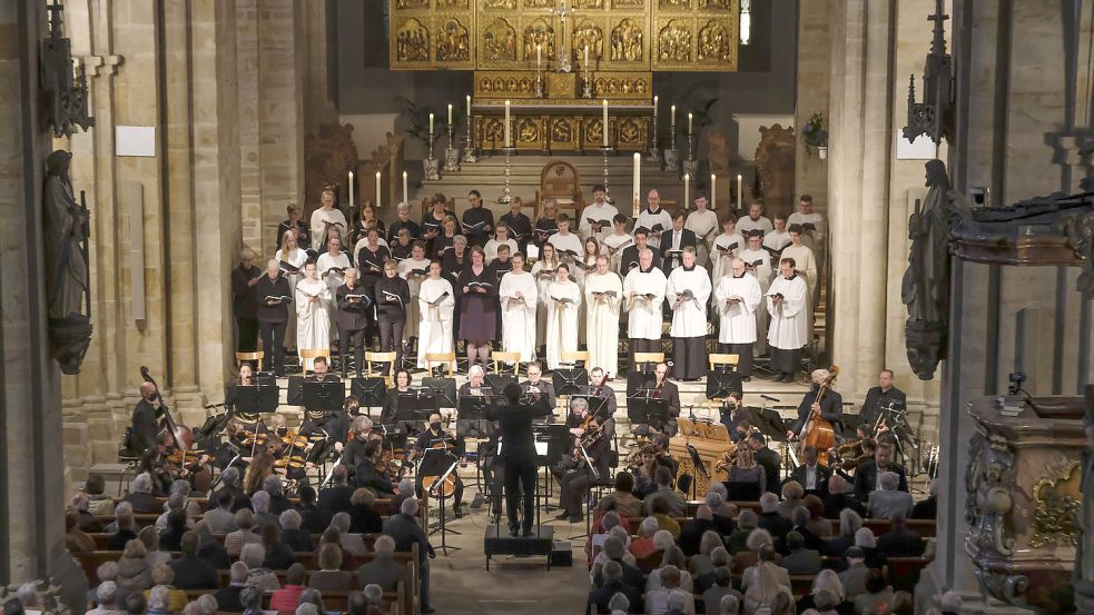 Mal packend, mal zart: Das Osnabrücker Symphonieorchester mit Chören im Dom Foto: Thomas Osterfeld