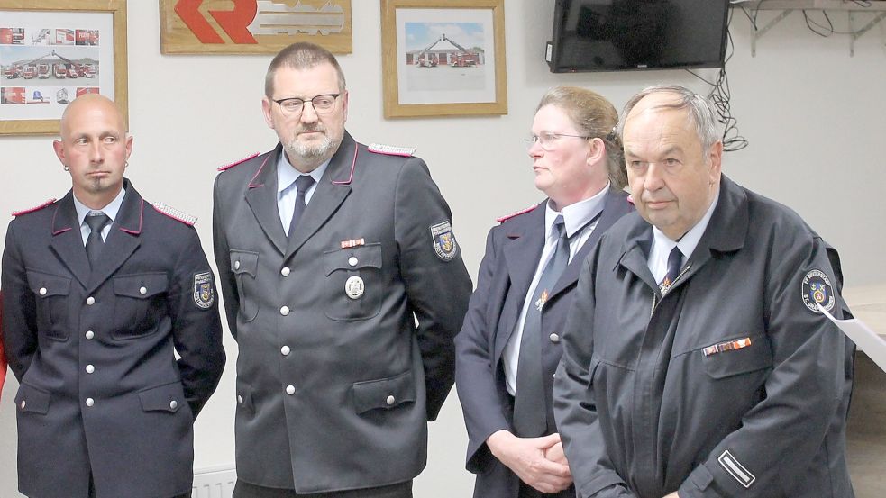 Wurden für ihr jahrelanges Engagement geehrt: Brandmeister Hans Otto Tews (von links), Brandmeister Bernhard Böning mit seiner Frau und Brandmeister Helmut Gärtner. Foto: Feuerwehr Westrhauderfehn