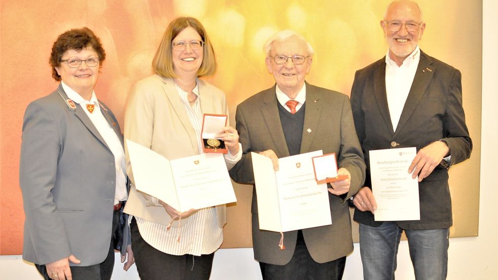 Ausgezeichnet: (von links) Diözesanoberin Hiltrud Voßmann händigt Silke Bührmann, Otger Eismann und dem Stadtbeauftragten Gerd Dumstorff die Urkunden der Malteser aus. Foto: Wilmes