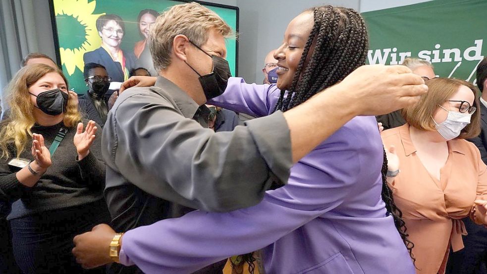 Aminata Touré mit Grünen-Chef Robert Habeck: Krass“ ist immer noch eines ihrer Lieblingswörter. Foto: dpa/Marcus Brandt