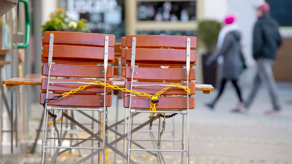 Könnten im Herbst wieder geschlossene Restaurants und Geschäfte drohen? Der Arbeitgeberverband sieht hierin eine große Gefahr für Unternehmer. Foto: Hoppe/DPA