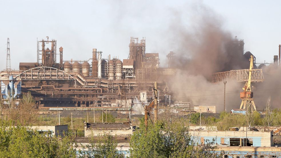 Rauch steigt am Wochenende während des Beschusses aus dem Stahlwerk Azowstal in Mariupol auf. Vielen sei bis zum Angriff Russlands auf die Ukraine gar nicht bewusst gewesen, dass es in dem Land eine so große Stahlproduktion gebe, sagt Johann Doden, der Chef des Arbeitgeberverbands für Ostfriesland und Papenburg. Foto: Alexandrov/AP/DPA