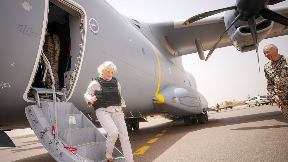 Verteidigungsministerin Christine Lambrecht bei einer Reise nach Westafrika, ohne Sohn. Foto: Kay Nietfeld