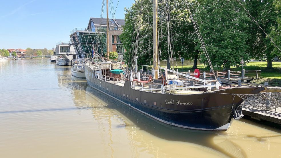 Die „Dutch Princess“ liegt an der Rathausbrücke und steht zum Verkauf. Foto: Kierstein