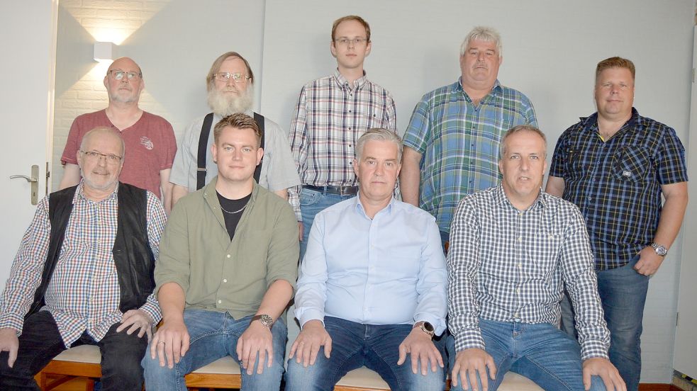 Dem neuen Vorstand des Fischereiverein Rhauderfehn gehören an (sitzend von links) Dietmar Conring, Patrick Gerlach, Torsten Kramer und Frank Poelker. Zum erweiterten Vorstand gehören (stehend von links) Rolf Wübbens, Friedhelm Trautwein, Henning Wahheit, Ottmar Rosendahl und Matthias Peters. Es fehlen: Hilko Eilers und Gerhard Schulte. Foto: Weers