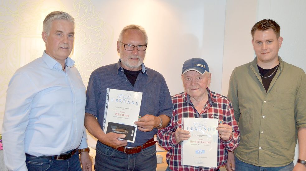 Aufgrund von Corona konnten die usprünglich für das Jahr 2021 vorgesehenen Ehrungen für 40-jährige Mitgliedschaft im Fischereiverein Rhauderfehn nicht vorgenommen werden. Diese wurde jetzt auf der kürzlich durchgeführten Jahreshauptversammlung nachgeholt. Vereinsvorsitzender Torsten Kramer (links) und Schriftführer Patrick Gerlach (rechts) zeichneten Peter Brosa (zweiter von links) und Herbert Cramer jeweils mit einer Urkunde und einem Präsent aus. Foto: Weers