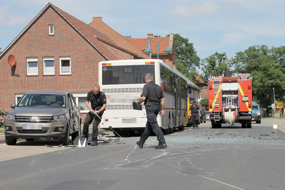 Die Polizei versuchte, den Unfallhergang zu rekonstruieren. Bilder: Nobel