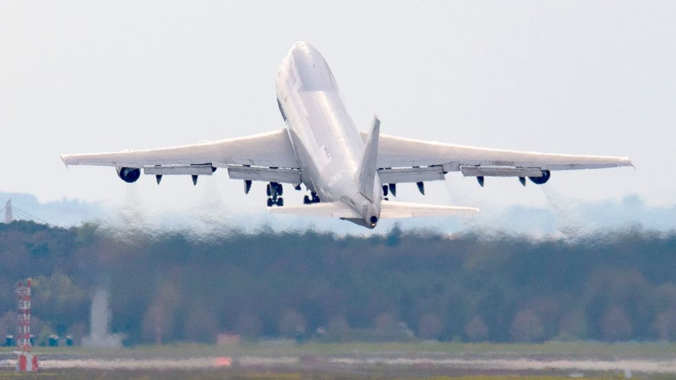 Eine Frachtmaschine startet auf dem Flughafen Frankfurt. Foto: Boris Roessler/dpa