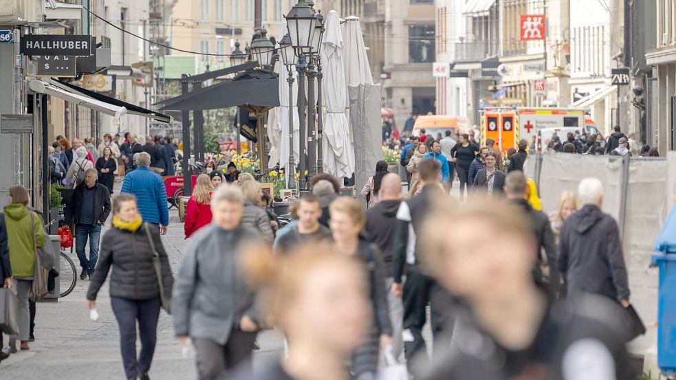 Menschen spazieren durch die Fußgängerzone in der Münchener Innenstadt. Foto: Peter Kneffel/dpa