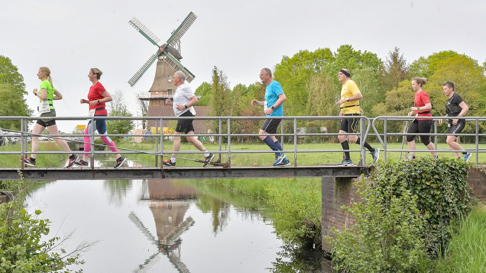 Am Dienstagabend stand die dritte Ossiloop-Etappe an. Es ging auch über diese schmale Brücke in Spetzerfehn – mit Blick auf die Mühle. Foto: Ortgies