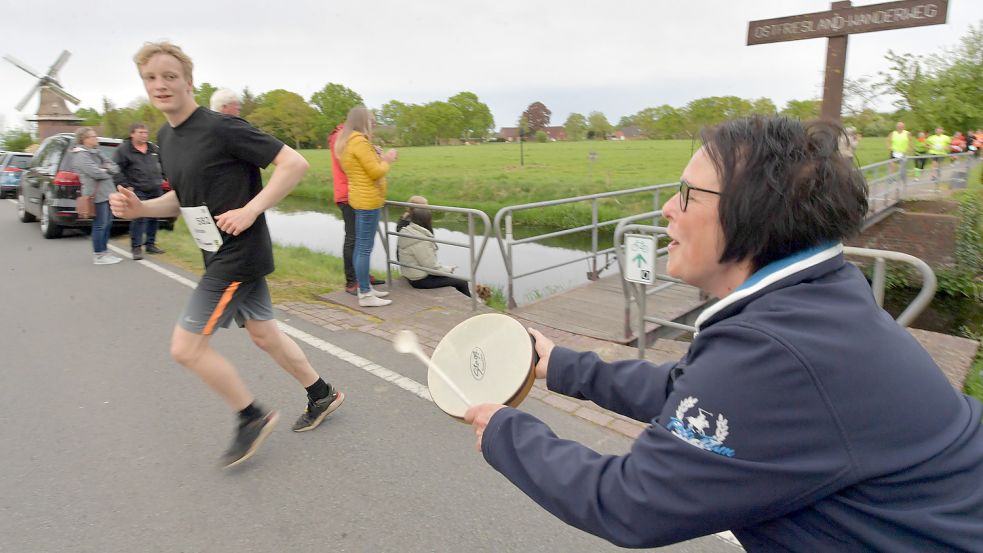 Die Ossilooper mussten bei der Etappe am Dienstag in Spetzerfehn über eine schmale Brücke. Diesmal standen deutlich mehr Zuschauer an der Strecke als bei den ersten beiden Etappen. Fotos: Ortgies