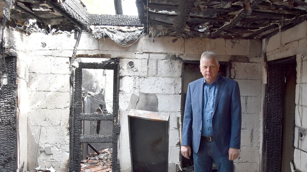 Wo früher ein Flur zu mehreren Wohnungen in dem ehemaligen Bauernhaus war, steht AKSR-Geschäftsführer Helmut Fennen in den Trümmern. Foto: Wehry