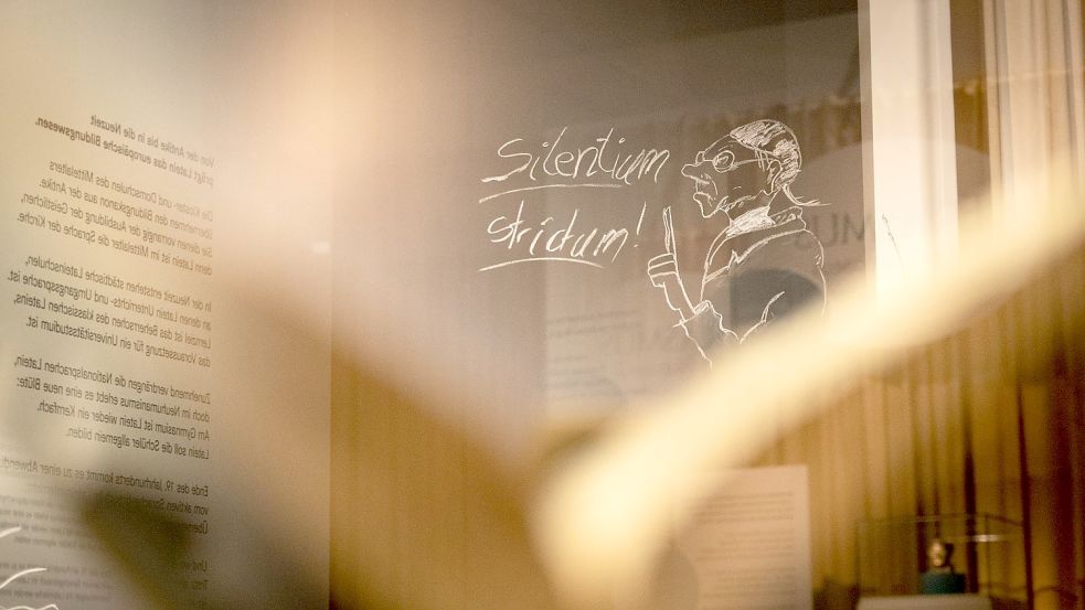 Ein lateinischer Text („Silentium strictum“), auf einer Tafel geschrieben, ist Teil der Ausstellung „Tot oder lebendig?“ im LWL-Landesmuseum für Klosterkultur. Foto: Friso Gentsch/dpa