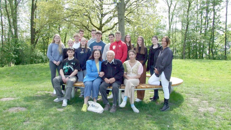 Zum Abschluss des Austausches genossen alle die Sonne beim Lindenbaum, der zu Ehren von Albrecht Weinberg auf dem Schulgelände gepflanzt wurde. Foto: Scherzer