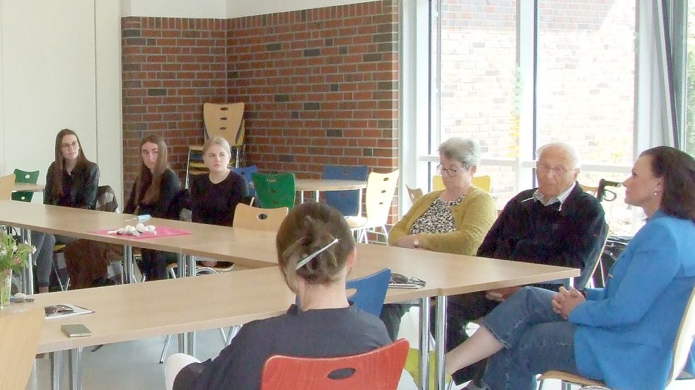 Gitta Connemann, Albrecht Weinberg und Gerda Dänekas unterhielten sich angeregt mit Schülerinnen und Schülern des Seminarfaches „Auf den Spuren jüdischer Geschichte“. Foto: Scherzer