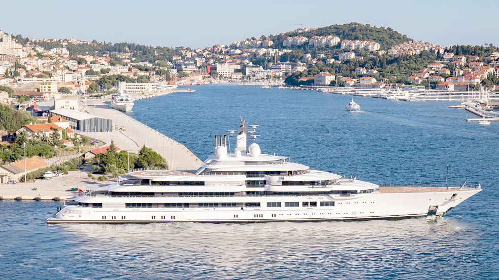 140 Meter lang und knapp 700 Millionen Euro teuer: Die Megayacht „Scheherazade“ wurde gerade von der italienischen Finanzpolizei beschlagnahmt. Foto: Imago Images/Pixsell