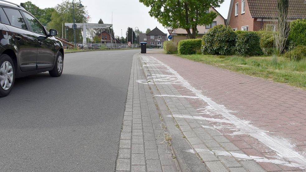 Der Fuß- und Radweg in der Nähe des Asia-Restaurants Fang (helles Gebäude im Hintergrund) in Westrhauderfehn wurde mit weißer Farbe besprüht. Foto: Zein