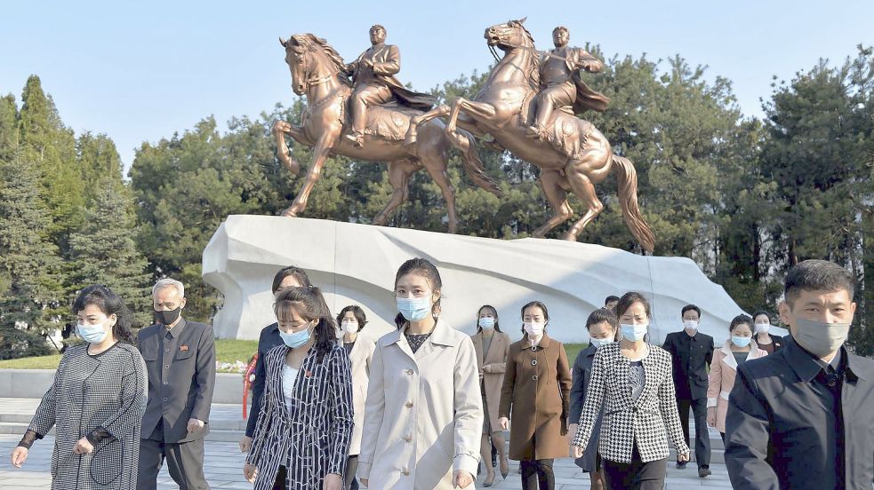 Menschen mit Mund-Nasen-Schutz im April in Pjöngjang. Nordkorea hat seinen ersten Corona-Fall gemeldet. Foto: -/kyodo/dpa
