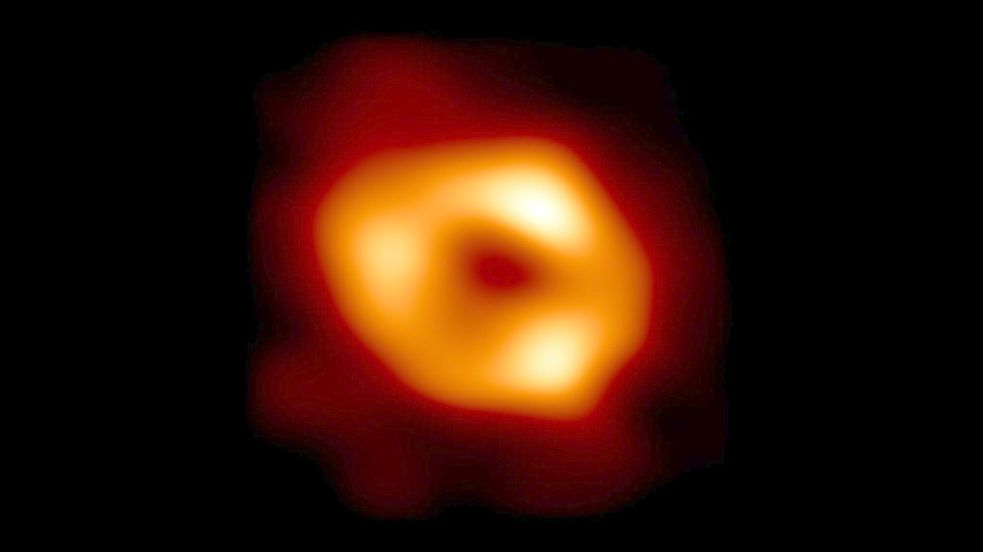 Das erste Bild von Sagittarius A*, dem Schwarzen Loch im Zentrum unser Galaxie, rund 27.000 Lichtjahre von der Erde entfernt. Foto: EHT collaboration/dpa