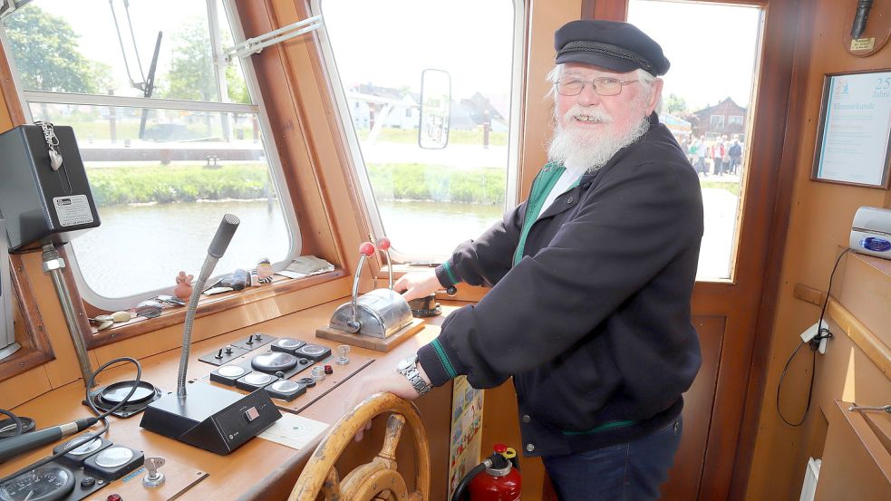 Einer der Kapitäne der „MS Spitzhörn“ ist Egon Buß aus Elisabethfehn. Doch der 74-Jährige möchte kürzer treten. Foto: Passmann