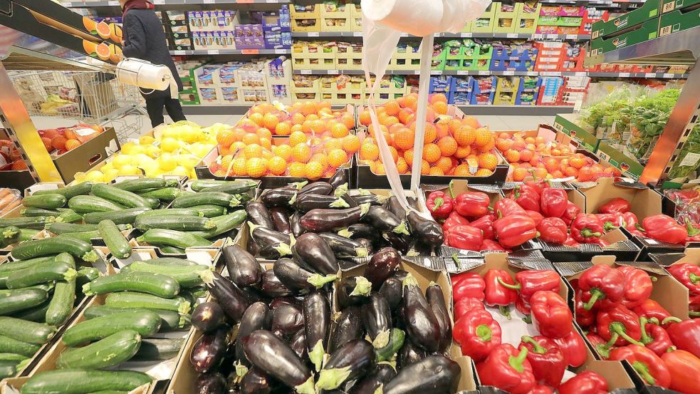 Obst- und Gemüse im Supermarkt. Mit einer flexitarischen Ernährung mit begrenztem Konsum von tierischen Produkten könnte unser Biodiversitäts-Fußabdruck bereits spürbar verringert werden - bei konsequenter vegetarischer oder veganer Ernährung noch deutlich stärker. Foto: Wolfgang Kumm/dpa