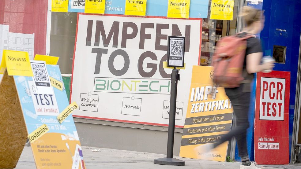 Eine Apotheke in der Münchener Innenstadt bietet „Impfen to go“ an - die Impfquote ist laut RKI seit mehreren Wochen fast unverändert. Foto: Peter Kneffel/dpa