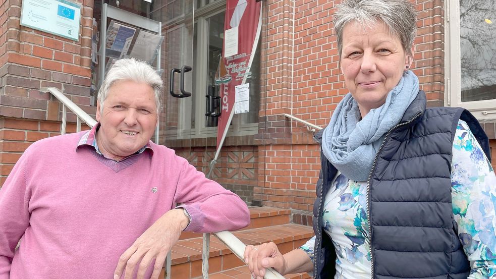 Petra Brünnecke und Bernd Stratmann hören bei der Spööldeel des Heimatvereins Overledingerland auf. Foto: Janßen