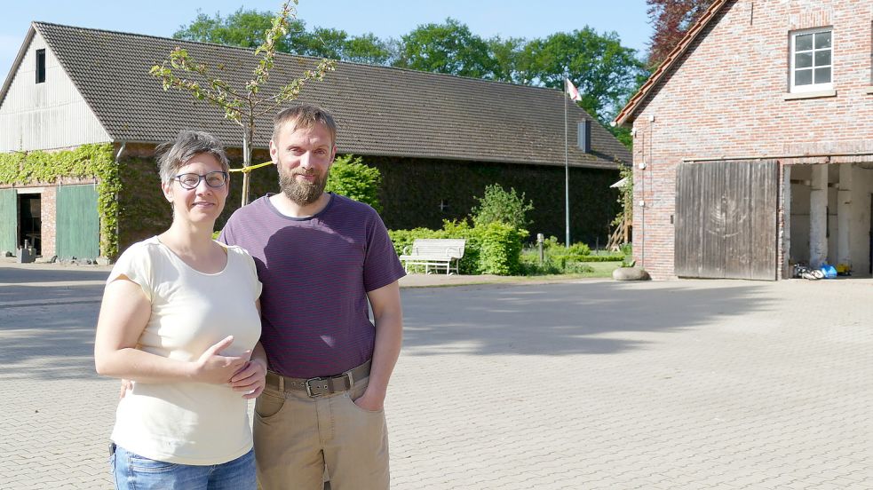 Anne Lang und Jan Wreesmann wollen auf dem Hoffest von Gut Altenoythe am Sonntag, 15. Mai, regionalen Lebensmittelproduzenten eine Plattform geben. Foto: Stix