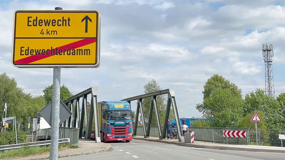 Wegen Sanierungsarbeiten wird die Küstenkanalbrücke in Friesoythe-Edewechterdamm im Verlauf der Landesstraße 831 ab Montag, 23. Mai, bis voraussichtlich 1. Juli voll gesperrt. Foto: Wimberg
