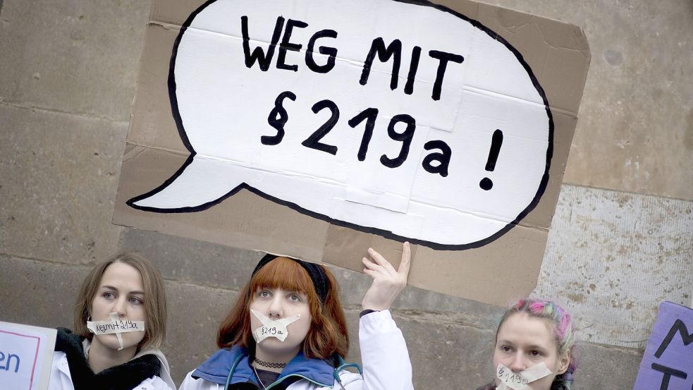 Frauen demonstrieren in Berlin gegen den Paragrafen 219a. Foto: imago stock&people