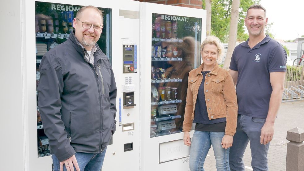 Bürgermeister Thomas Otto freut sich, dass Verena und Markus Rauert einen Verkaufsautomaten in Scharrel aufgestellt haben. Foto: Kruse