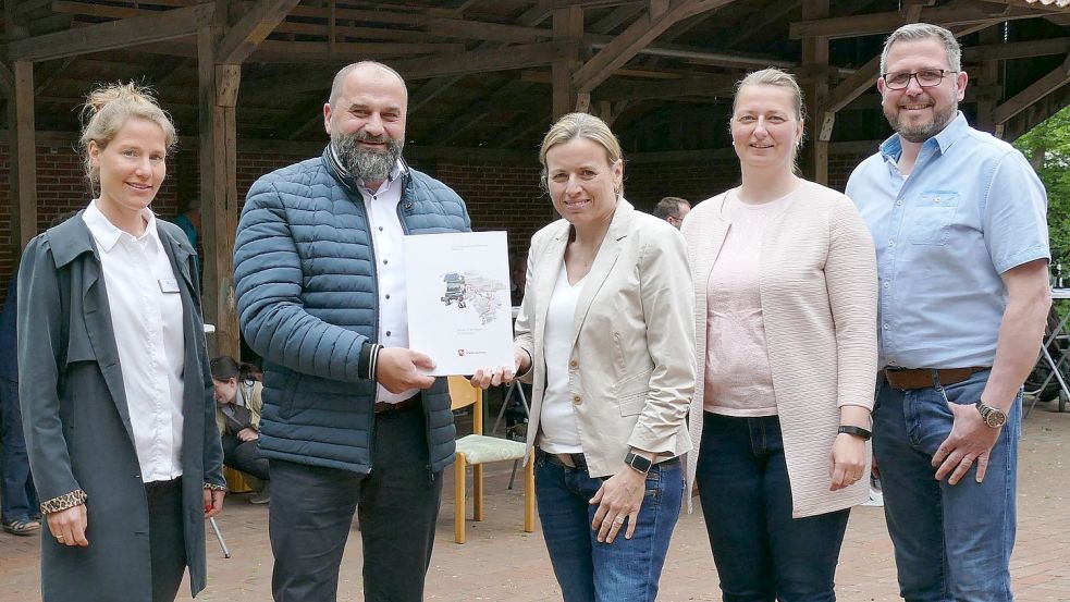 Förderung: Patricia Bonney vom Amt für regionale Landesentwicklung (Mitte) überreicht Bürgermeister Sven Stratmann den Förderbescheid über eine Million Euro. Die Freude darüber teilen (von links) Dr. Carla Schmidt (Planungsbüro uvp), Dana Neumann (ArL) und Ortsvorsteher Dennis Löschen. Fotos: Stix