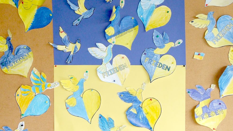 Dieses Kunstprojekt anlässlich des Krieges in der Ukraine ist an der Grundschule Langholt entstanden. Fotos: Scherzer