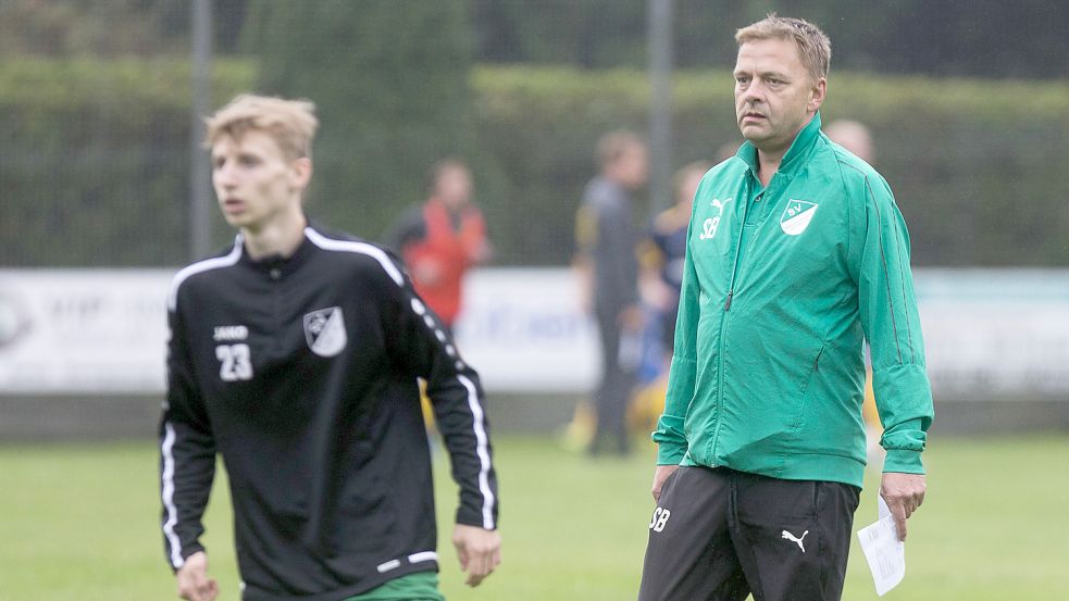 In seinem letzten Auswärtsspiel als Trainer des SV Wallinghausen sah Sven Bünting eine gute Leistung seiner Mannschaft. Er hört am Saisonende auf. Foto: Doden