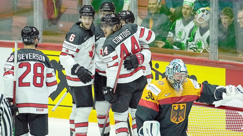 Deutschlands Torwart Philipp Grubauer reagiert enttäuscht nach dem Tor zum 1:5. Im Hintergrund jubeln die Kanadier über den Treffer. Foto: Martin Meissner/AP/dpa